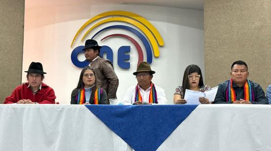 Guillermo Churuchumbi acudió al CNE a inscribir la nueva directiva de Pachakutik, el 5 de mayo de 2023.