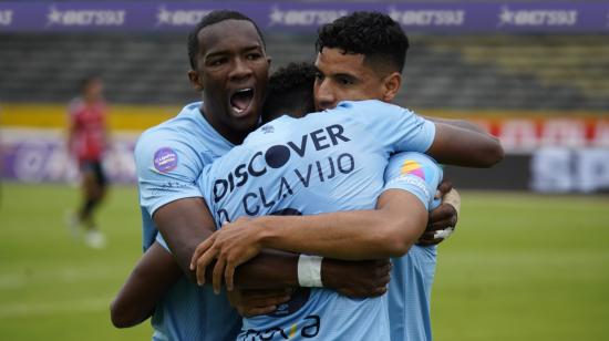 Jugadores de Católica celebran el gol de Emiliano Clavijo ante el Deportivo Cuenca, el 6 de mayo de 2023.