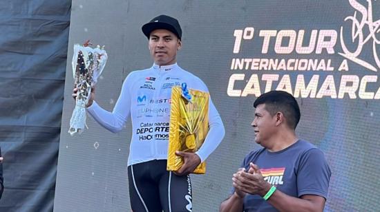 Santiago Montenegro recibe su trofeo tras la Etapa 2 del Tour Catamarca, en Argentina, el 5 de mayo de 2023.