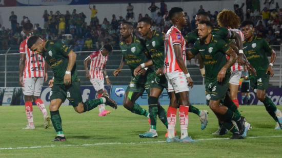 Los jugadores de Orense festejan un gol ante Técnico Universitario en Machala, el 5 de mayo de 2023.