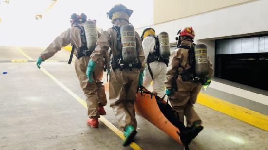 Bomberos trasladan uno de los cuerpos de los fallecidos por intoxicación en Cumbayá.