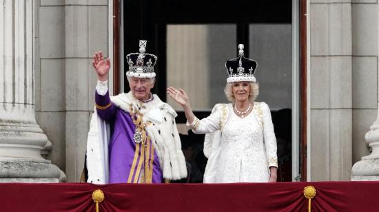 Los reyes Carlos III y Camila saludan desde el Palacio de Buckingham.