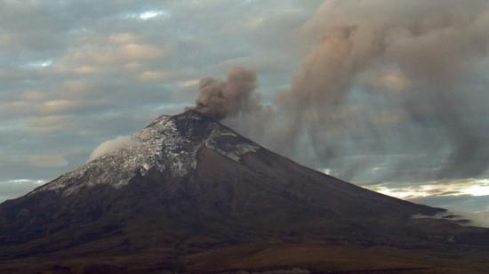 Imagen del Cotopaxi, en que se aprecia la salida de ceniza, difundida el 7 de mayo de 2023.