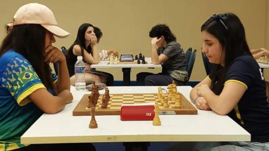 Anahí Ortiz (der), durante el continenal femenino de blitz, en Cuba, el 6 de mayo de 2023.