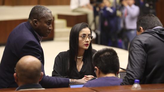 Los asambleístas correístas Roberto Cuero y Viviana Veloz, durante el último día de sesión de la Comisión de Fiscalización sobre el juicio político al Presidente, este 6 de mayo de 2023.