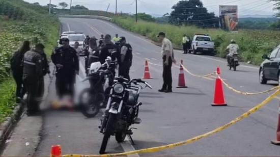 Policía en la carretera Rocafuerte-Tosagua, tras un enfrentamiento con presuntos delincuentes, este 7 de mayo de 2023.