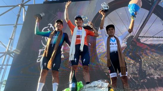 Santiago Montenegro (der), en el podio final del Tour de Catamarca, en Argentina, el 7 de mayo de 2023.