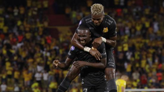 Segundo Portocarrero y Janner Corozo celebran en el partido de Barcelona ante Aucas, en el estadio Banco Pichincha, el 7 de mayo de 2023.