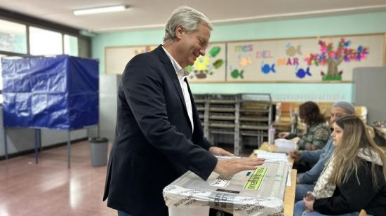 El derechista José Antonio Kast vota en elecciones constituyentes de Chile, el 7 de mayo.