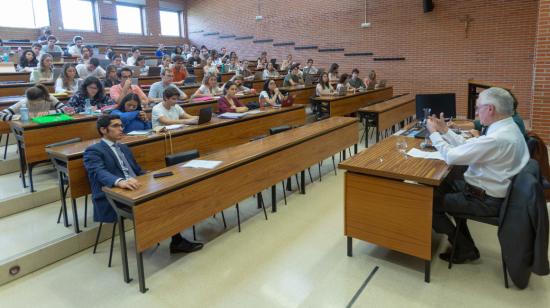 El embajador ecuatoriano en España, Andrés Vallejo, con estudiantes universitarios, el 20 de octubre de 2022.