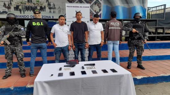 Tres sujetos fueron detenidos tras una persecución policial en Guayaquil, el 7 de mayo de 2023. 