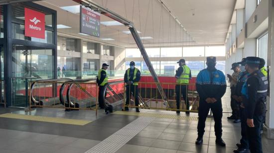 Personal de vigilancia en el ingreso de la estación El Labrador, del Metro de Quito, el 8 de mayo de 2023. 