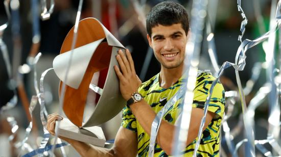 El tenista español Carlos Alcaraz posa con el trofeo tras su victoria ante el alemán Jan-Lennard Struff en la final del Masters Madrid, el domingo 7 de mayo de 2023.