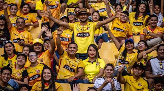 Hinchas de Barcelona SC en el estadio Banco Pichincha, el 7 de mayo.