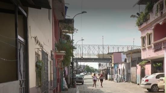 Callejón en el Suburbio de Guayaquil, donde una mujer y un niño fueron víctimas colaterales de un ataque armado, el 7 de mayo de 2023. 