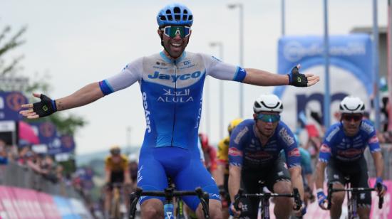 El ciclista Michael Matthews celebra con sus brazos abiertos al ganar la Etapa 3 del Giro de Italia, el 8 de mayo de 2023.