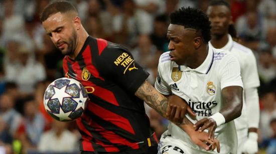 El defensa del Manchester City Kyle Walker disputa un balón con Vinicius Jr., del Real Madrid, durante el partido de ida de las semifinales de la Champions.