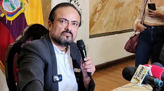 Paúl Carrasco, gobernador del Azuay, en una rueda de prensa el 8 de mayo de 2023. 