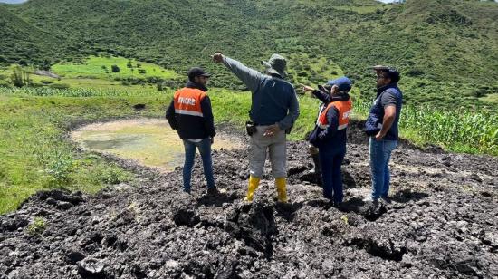 Técnicos de la Secretaría de Riesgos y del Instituto  del Instituto de Investigación Geológico y Energético hacen un levantamiento topográfico en La Cría, Santa Isabel. 