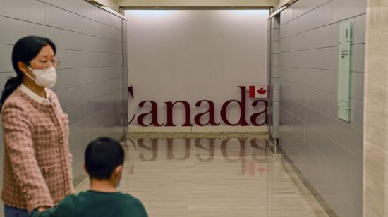 Imagen referencial de dos personas en el consulado de Canadá en Shanghái, China, el  9 de mayo de 2023. 