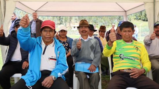 Integrantes de la Asociación Agroindustrial Faldas del Cayambe en el evento por la construcción del primer Centro de Desarrollo Agropecuario Comunitario, el 8 de mayo de 2023. 