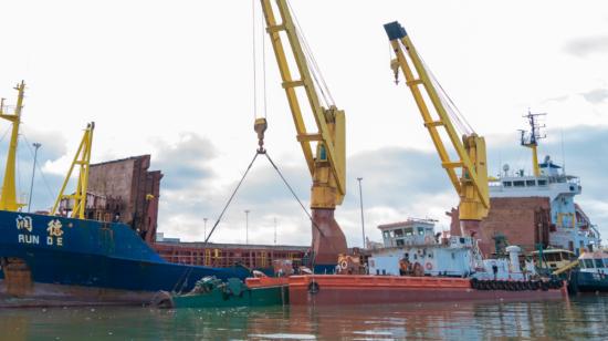 Vista frontal de la draga que será remolcada hasta el islote El Palmar, en el río Guayas, 8 de mayo de 2023. 