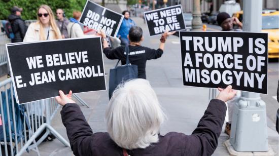 Simpatizantes de E. Jean Carroll, quien demandó a Donald Trump, afuera del juzgado en Nueva York, el 9 de mayo de 2023.