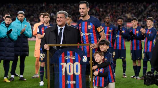 Sergio Busquets recibe un homenaje por sus 700 partidos jugados con el FC Barcelona, el 22 de enero de 2023.