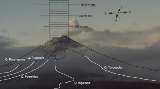 El volcán Cotopaxi emana una columna de vapor de agua y gases el 10 de mayo de 2023.