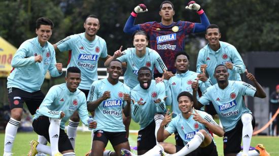 Los futbolistas de la selección Colombia Sub 20 sonríen después de un entrenamiento en Bogotá, el 23 de abril de 2023.