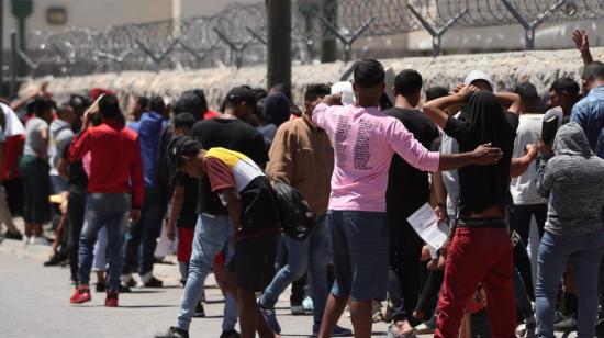 Migrantes hacen fila para entregarse voluntariamente a la Patrulla Fronteriza, el 9 de mayo de 2023, en la frontera de El Paso, Texas (EEUU). 