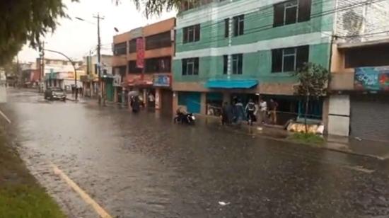 Acumulación de agua en el redondel Atahualpa, en el sur de Quito, el 10 de mayo de 2023. 