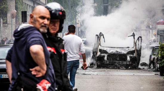 Agentes de la policía italiana atienden la emergencia tras la explosión en Milán, el 11 de mayo de 2023.