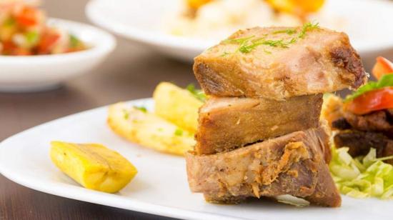 Un plato de fritada, plato típico de Ecuador.