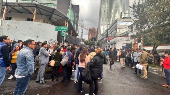 Funcionarios del Consejo de la Judicatura salieron del edificio matriz en Quito, el 11 de mayo, por una amenaza de atentado. 