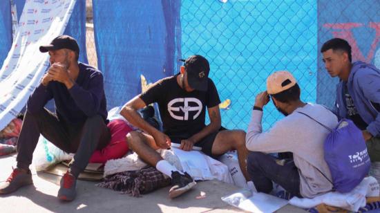 Migrantes venezolanos, en un campamento a las afueras de la Iglesia del Sagrado Corazón, el 10 de mayo de 2023, en El Paso, Texas, Estados Unidos.