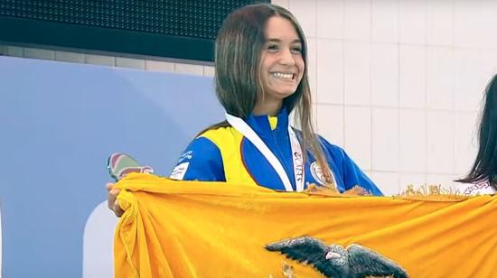 Sabine Manz levanta la bandera de Ecuador en el podio del Mundial de Apnea, el 12 de mayo, en Kuwait.