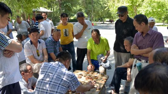 Un grupo de hombres juega al ajedrez en un parque en Pekín, China. 