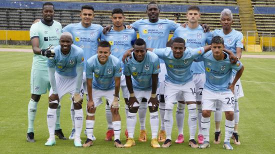 Plantel de jugadores de Universidad Católica que jugó la 'Tarde camaratta', el 18 de febrero de 2023. 