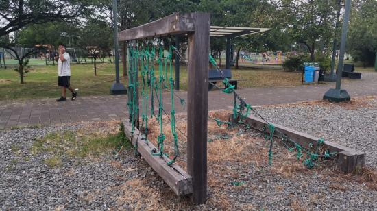 El área de canopy del Parque Samanes, al norte de Guayaquil, lleva años destruida y sin reparación. 