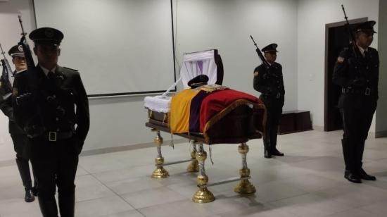 Compañeros le rindieron honores al cuerpo del sargento Hugo Cabezas, víctima de la delincuencia en Quevedo, provincia de Los Ríos.