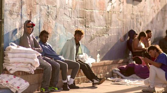 Migrantes esperan en una calle de El Paso, Texas (EEUU), el 12 de mayo de 2023.
