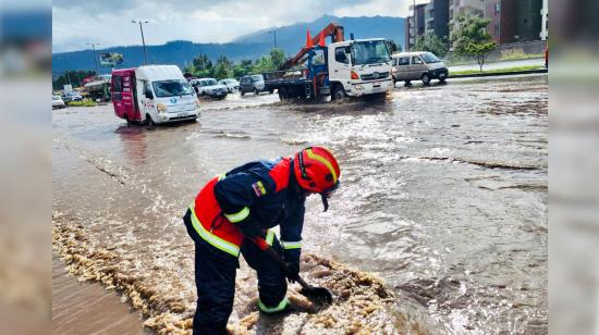 Miembros del Cuerpo de Bomberos de Quito en la Ruta Viva, el 12 de mayo de 2023. 