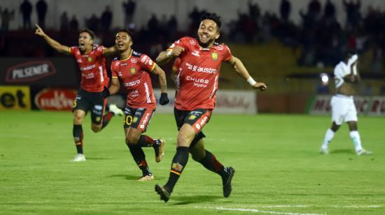 Nicolás Dávila celebra su gol en el partido del Deportivo Cuenca ante Mushuc Runa, el 12 de mayo de 2023.