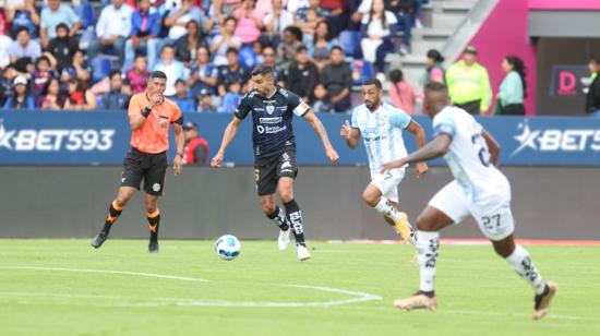 Cristian Pellerano, de Independiente, domina un balón en el partido contra Guayaquil City, el 14 de mayo de 2023.