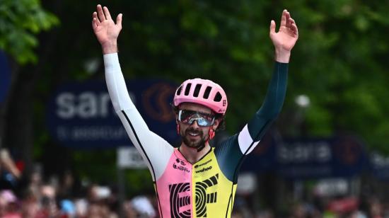 El ciclista irlandés Ben Healy del Ef Education-Easypost celebra tras cruzar la línea de meta para ganar la octava etapa del Giro de Italia, el 13 de mayo de 2023.