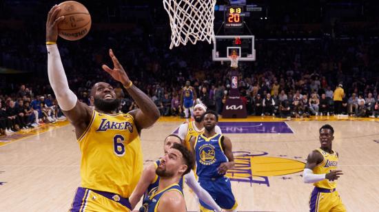 LeBron James, de los Lakers, trata de encestar ante los Golden State Warriors durante el sexto partido de las semifinales de la NBA, el 12 de mayo de 2023.