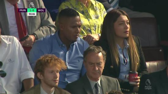 Antonio Valencia viendo al Manchester United en Old Trafford por la Premier League, el 13 de mayo de 2023.