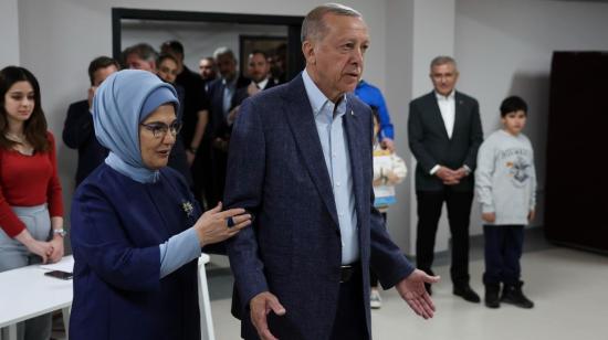 El presidente turco Tayyip Erdogan y su esposa Emine, en el recinto electoral.