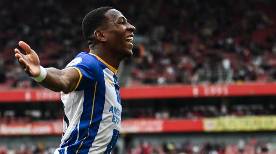 Pervis Estupinan, del Brighton, celebra después de anotar el tercer gol de su equipo ante el Arsenal por la Premier League, el 14 de mayo de 2023.